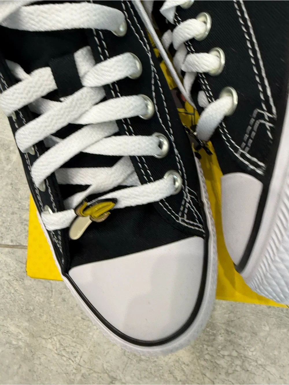 New mens Converse Sz 9 Minions Low Top Athletic Shoes Womens Sz 11